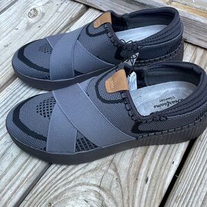 NWT- Dearfoams Women's Livie X Strap Knit Trainer Sneakers Size 8